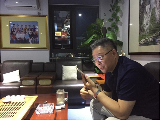 1467797736104915.png 图二:金诺佳音董事长张开岩先生用“新三板+”app做移动交流互动ing.png